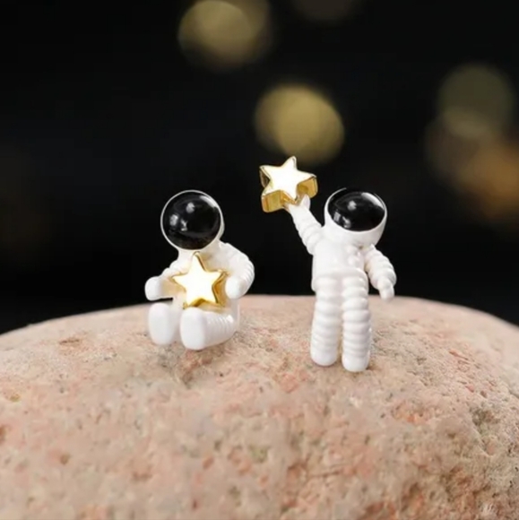 👩‍🚀🧑‍🚀NEW👩‍🚀🧑‍🚀DARLING!! Asymetrical Stud Astronaut Earrings👩‍🚀🧑‍🚀 - Picture 4 of 14